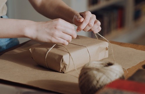 Pakowanie prezentu w szary papier