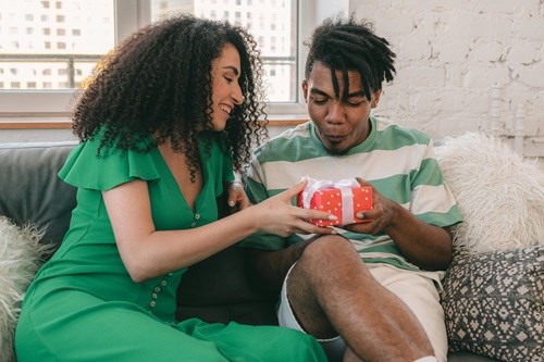 Wręczanie prezentu świątecznego