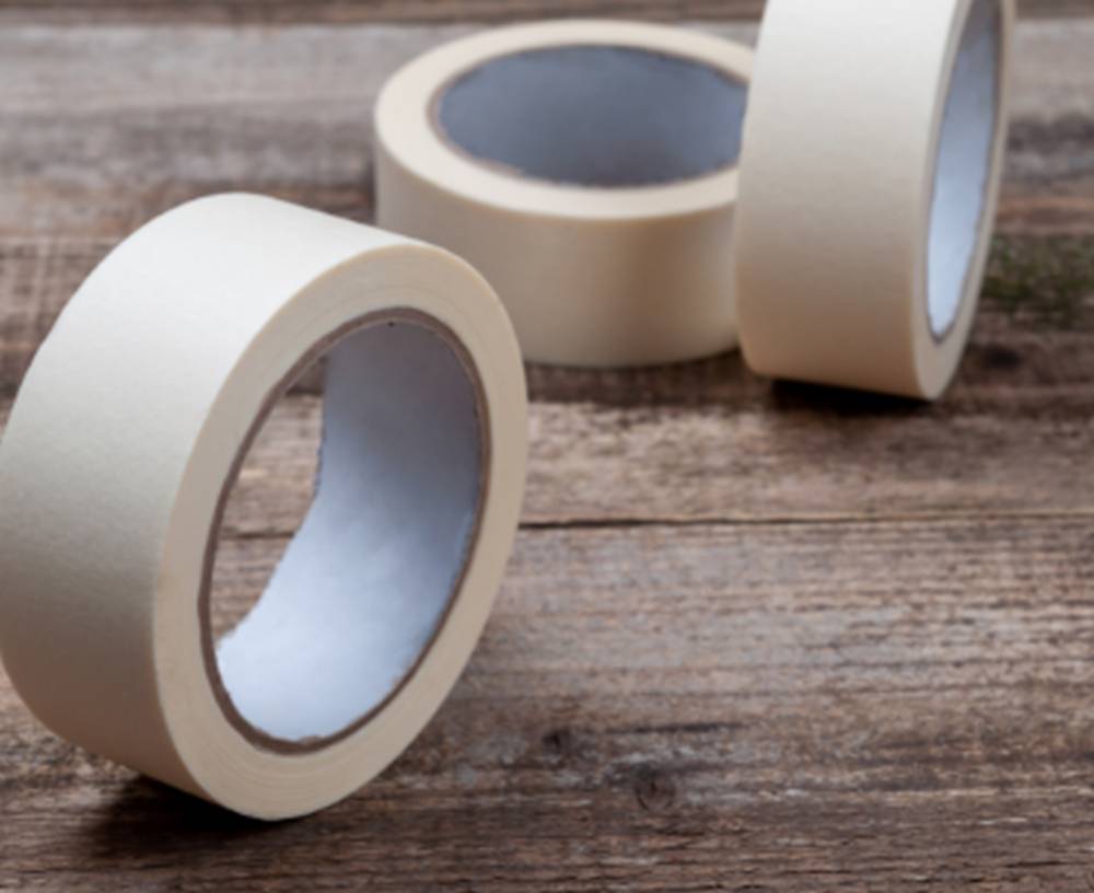 Trzy rolki taśmy pakowej papierowej