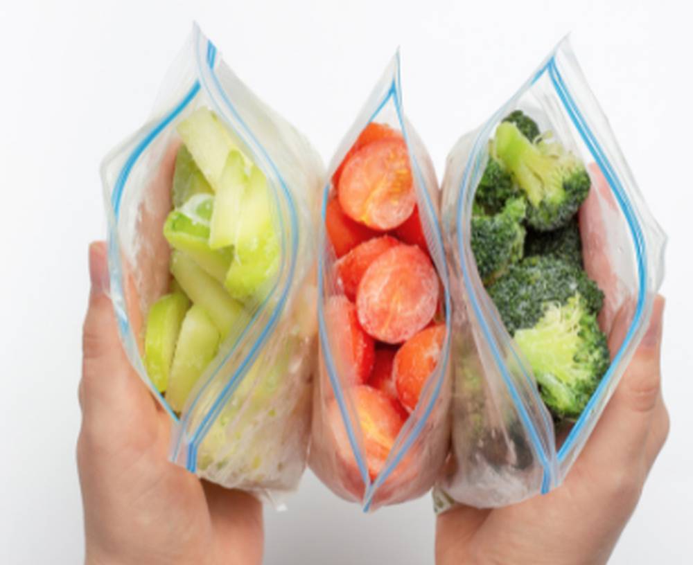 Trzy woreczki strunowe z mrożonymi warzywami