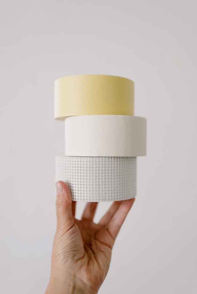 Dłoń trzymająca taśmy.