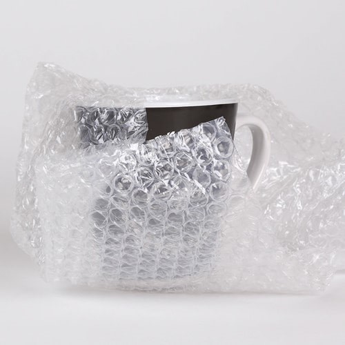 kubek zapakowany w folię bąbelkową