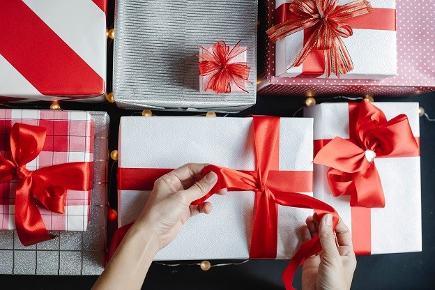 Białe pudełka ozdobne z czerwoną kokardą