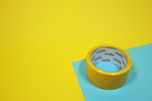 Co kreatywnego można zrobić przy użyciu taśmy pakowej?