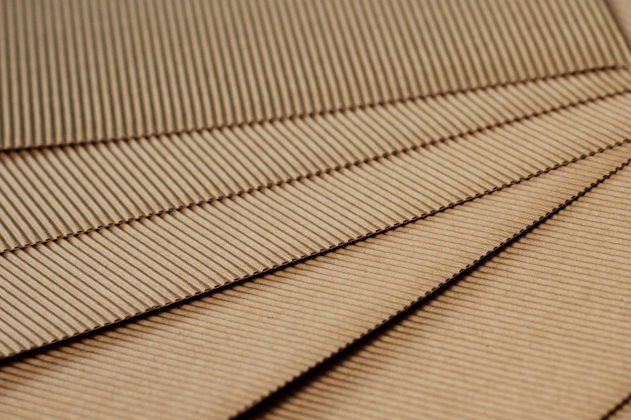 Do czego służy tektura falista i jak się ją produkuje?