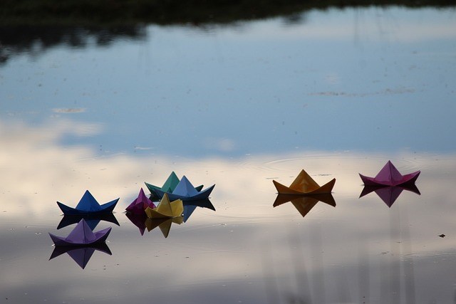 figurki origami na wodzie