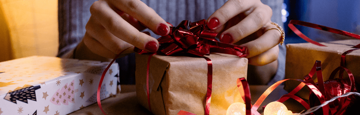 Prezenty zapakowane w papier kraft i papier ozdobny 