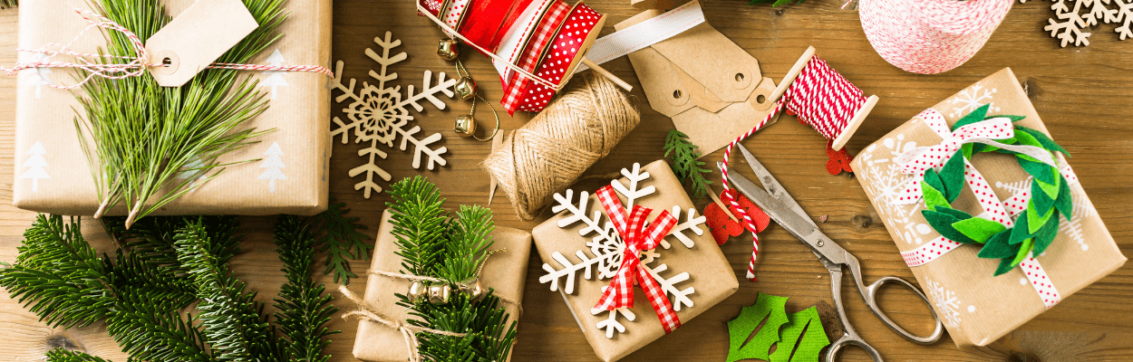 Prezenty zapakowane w papier fraft i przyozdobione sznurkami, kokardkami i innymi ozdobami