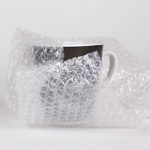 kubek w folii bąbelkowej